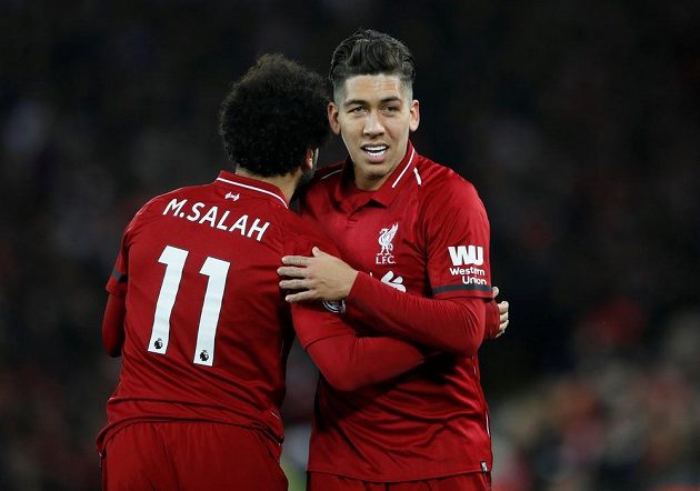 Radost liverpoolských střelců! Fotbalisté Roberto Firmino slaví s Mohamedem Salahem jeden z gólů do sítě Arsenalu v utkání Premier League.