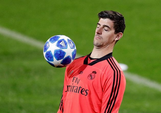 Trávník středečního dějiště utkání Ligy mistrů si vyzkoušel i gólman Realu Thibaut Courtois.