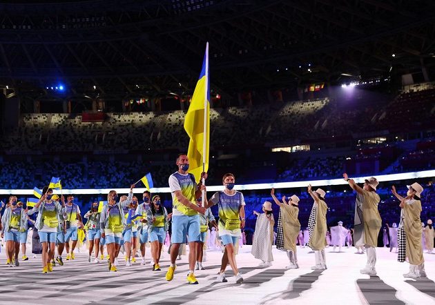 Ukrajinská výprava nastupuje na Olympijský stadion během zahajovacího ceremoniálu LOH 2021 v Tokiu.
