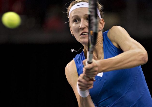 Česká tenistka Tereza Smitková během dvouhry při fedcupovém duelu proti Kanadě.
