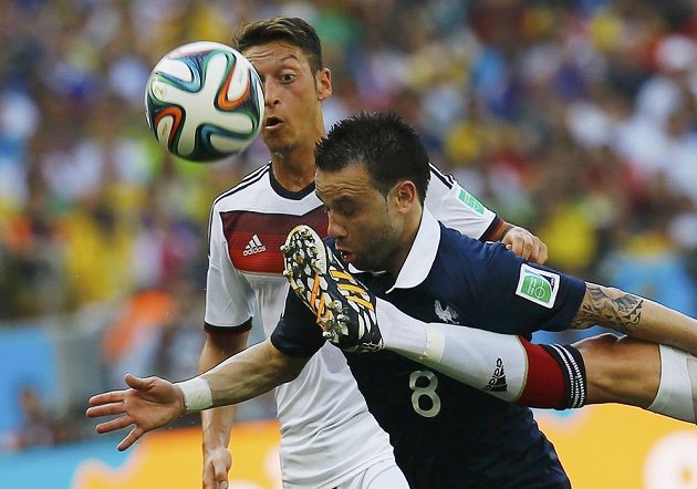 Mathieu Valbuena (uprostřed) se pere o míč s německou přesilou Mesut Özil (vzadu) a Benedikt Höwedes.