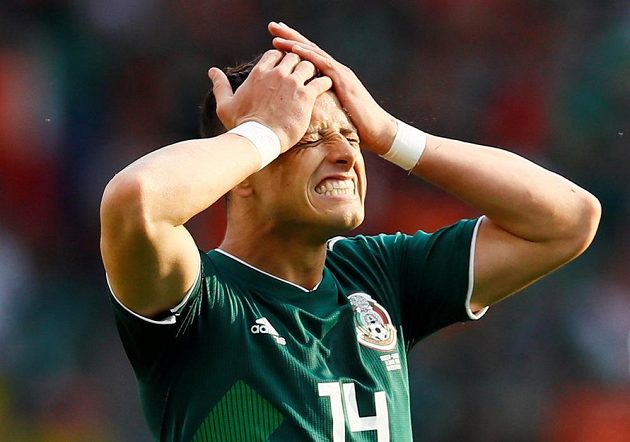 Mexický fotbalista Javier Hernandez a jeho zklamání během utkání se Švédskem na mistrovství světa.