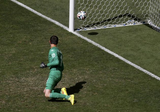 Belgický gólman Thibaut Courtois už jen sledoval balón mířící z kopačky Argetince Gonzala Higuaína do sítě.