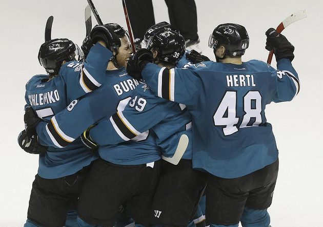 Hokejisté San Jose Sharks Joe Pavelski (druhý zleva) a jeho český spoluhráč Tomáš Hertl slaví v utkání NHL.
