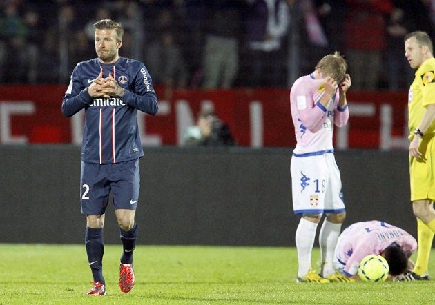 Záložník Paris St. Germain David Beckham (vlevo) byl na hřišti Evianu vyloučen.