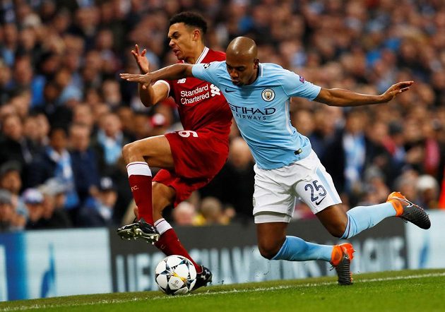 Fotbalista Manchesteru City Fernandinho padá po souboji s liverpoolským Trentem Alexander-Arnoldem ve čtvrtfinále Ligy mistrů.