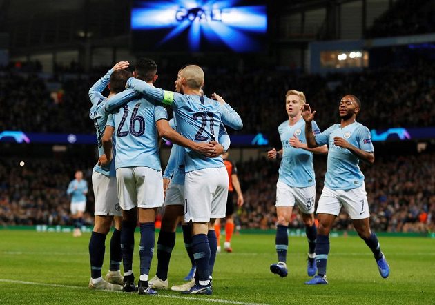 Radost fotbalistů Manchesteru City poté, co vstřelil David Silva gól v utkání Ligy mistrů do sítě Šachtaru Doněck.