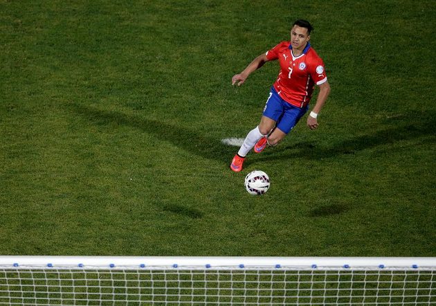 Útočník Alexis Sánchez proměňuje penaltu ve finále Copy América proti Argentině.