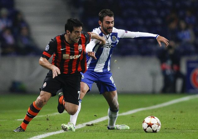 Adrián López (vpravo) z FC Porto a Ilsinho Pereira z Doněcku v utkání Ligy mistrů.