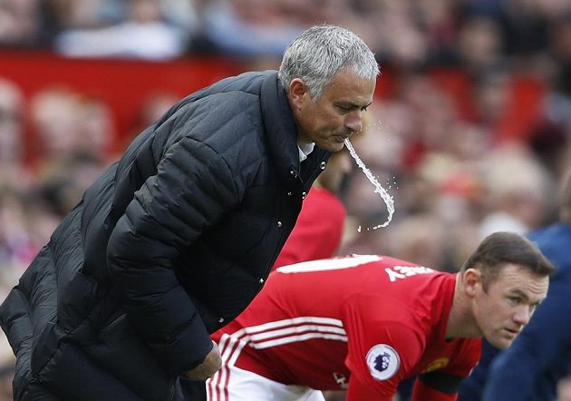 Trenér Manchesteru United José Mourinho se chystá poslat do hry Waynea Rooneyho.