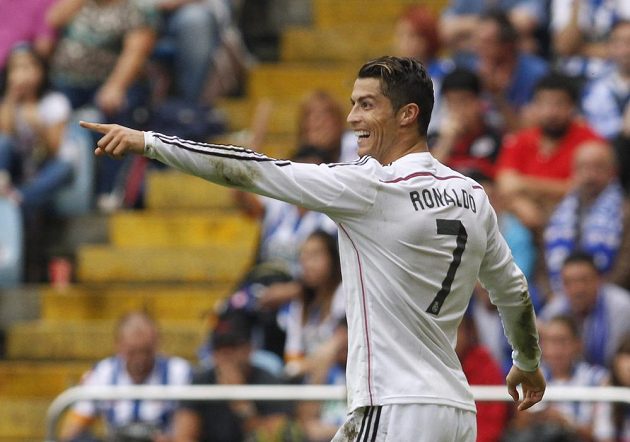 Útočník Realu Madrid Ronaldo se raduje po trefě v ligovém utkání proti Deportivu La Coruňa.