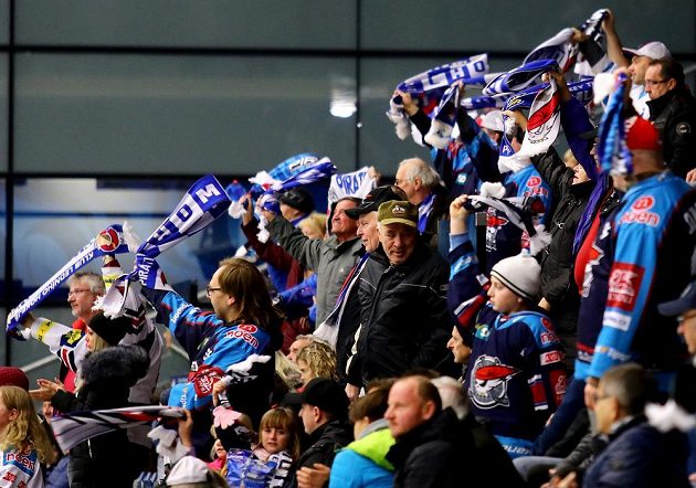 Radost chomutovských fanoušků z gólu v olomoucké síti v utkání 27. kola extraligy.