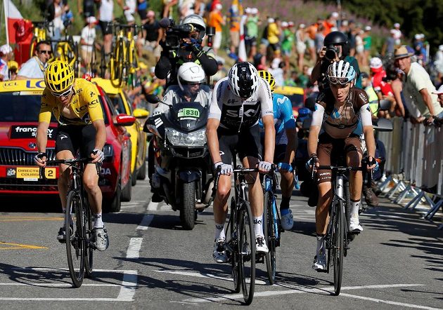 Geraint Thomas (ve žlutém) nastupuje svému konkurentovi Romainovi Bardetovi (vpravo) a týmovému parťákovi Chrisu Froomovi pár stovek metrů před koncem 12. etapy.