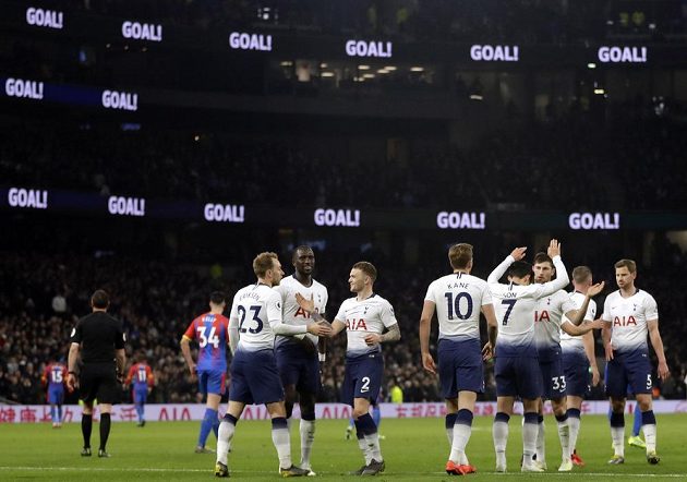 Fotbalisté Tottenhamu slaví gól Christiana Eriksena v utkání Premier League.