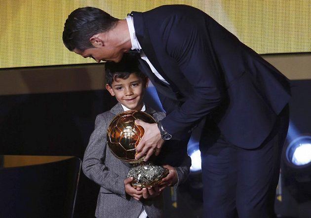 Potěžkat tátovu trofej, Zlatý míč za rok 2014, přišel na pódium i Cristiano Ronaldo junior.