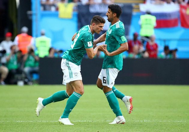 Němci zkoušeli v duelu s Koreou na MS všechno, včetně střídání. Mario Gomez mění na hřišti Samiho Khediru.
