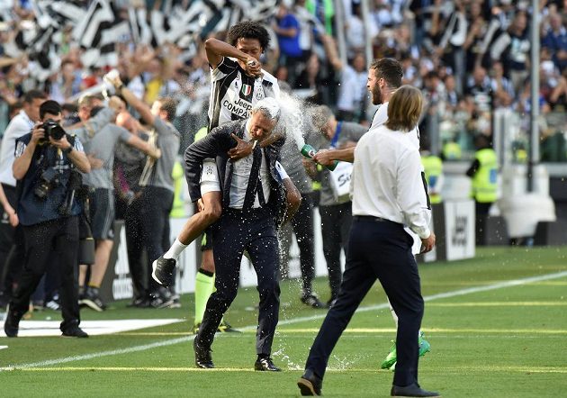 Juan Cuadrado z Juventusu v radostné atmosféře po zisku titulu s trenérem Massimilianem Allegrim.