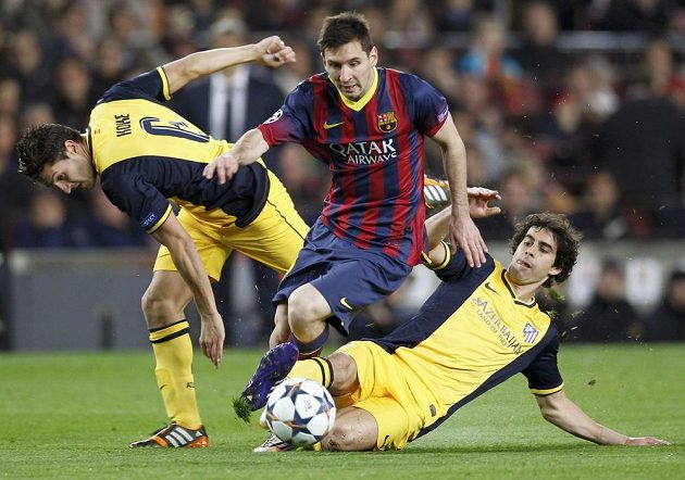 Barcelonský Lionel Messi (uprostřed) v dvojbloku Atlétika Madrid Tiago (vpravo) a Jorge "Koke".