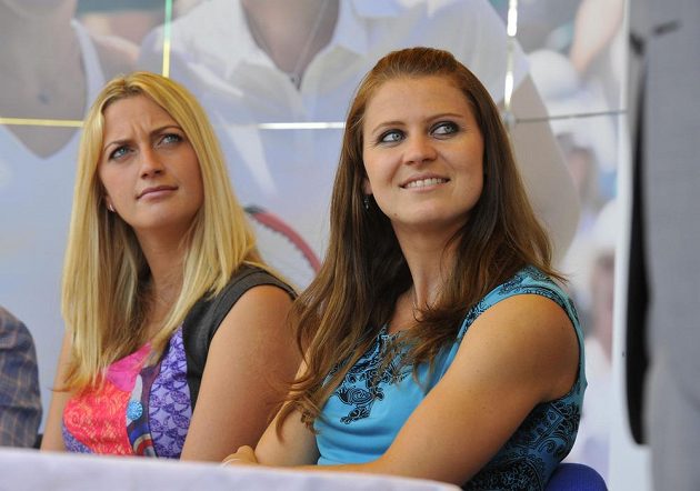 Dvojnásobná vítězka tenisového Wimbledonu Petra Kvitová (vlevo) a semifinalistka turnaje Lucie Šafářová (vpravo) na tiskové konferenci v Prostějově.