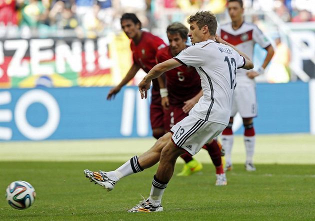 Německý fotbalista Thomas Müller dává gól proti Portugalsku na MS v Brazílii.