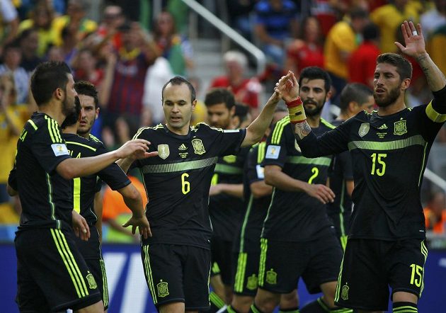 Španělští fotbalisté Andrés Iniesta (uprostřed) a Sergio Ramos (15) slaví branku Davida Villy (vlevo) v zápase proti Austrálii.
