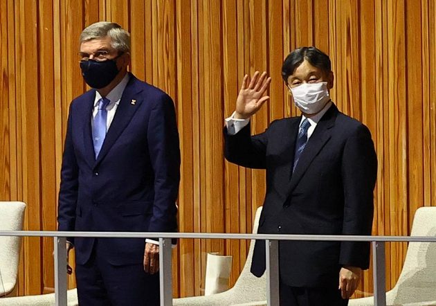 Japonský císař Naruhito a prezident Mezinárodního olympijského výboru Thomas Bach během zahajovacího ceremoniálu LOH 2021 v Tokiu.