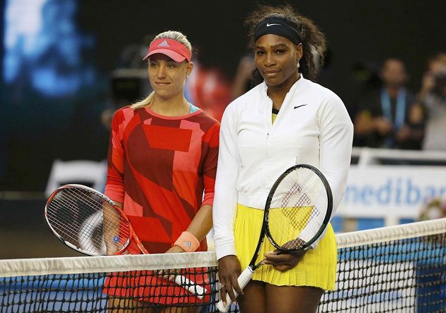 Tenistky Serena Williamsová (vpravo) z USA a Angelique Kerberová z Německa před letošním finále Australian Open.