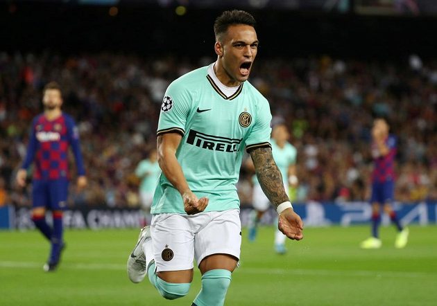 Fotbalista Interu Milán Lautaro Martínez slaví gól, který vstřelil v Lize mistrů do sítě Barcelony.