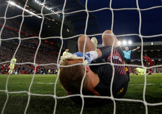 Barcelonský brankář Marc-André ter Stegen poté, co inkasoval jeden z gólů v Liverpoolu.