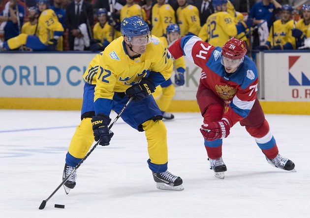 Švédský hokejista Patric Hornqvist (72) střílí v utkání Světového poháru proti Rusku.
