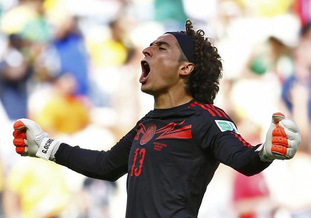 Mexický brankář Guillermo Ochoa oslavuje vedoucí gól svého týmu v utkání s Nizozemskem.