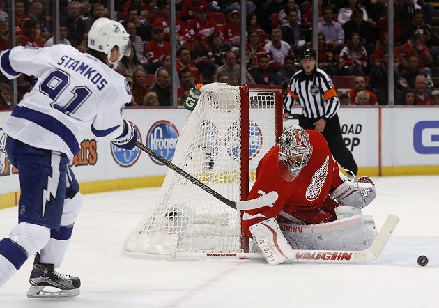Kapitán Tampy Bay Steven Stamkos se snaží překonat z úhlu brankáře Detroitu Petra Mrázka.