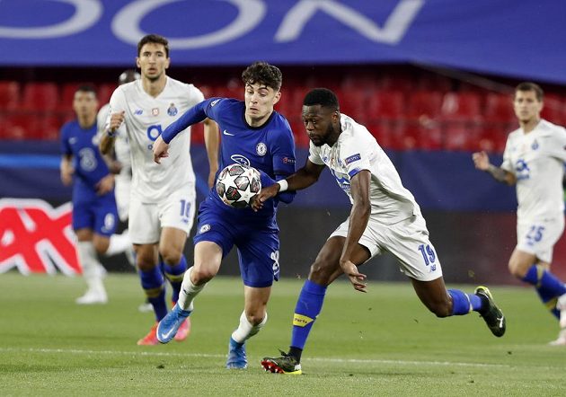 Chancel Mbemba z FC Porto se dere za míčem stejně jako Kai Havertz z Chelsea během utkání Ligy mistrů.