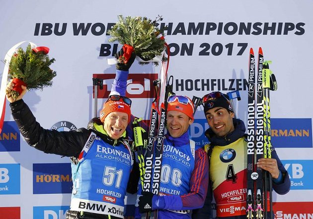 Nejlepší trio z vytrvalostního závodu mužů na mistrovství světa v biatlonu v Hochfilzenu. Zleva stříbrný Čech Ondřej Moravec, zlatý Lowell Bailey z USA a bronzový Martin Fourcade z Francie, který bral bronz