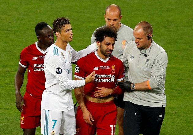Nešťastného Mohameda Salaha vyprovodil ve finále Ligy mistrů ze hřiště i Cristiano Ronaldo z Realu Madrid.