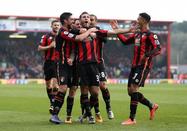 Stoper Bournemouthu Steve Cook (č. 3) slaví se spoluhráči gól proti Swansea v zápase 30. kola Premier League.