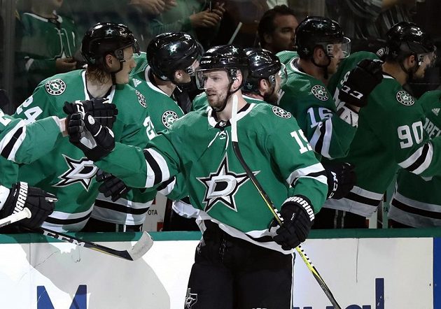 Hokejista Dallasu Stars Blake Comeau (15) slaví se spoluhráč svůj gól v duelu s Nashvillem Predators v prvním kole play off NHL.