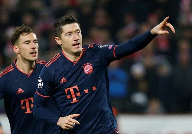 Hvězdný útočník Bayern Mnichov Robert Lewandowski slaví poté, co v utkání Ligy mistrů proměnil penaltu.