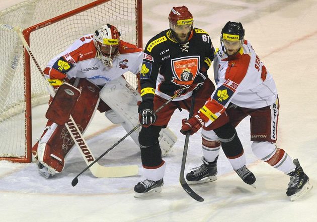 Roman Kukumberg z Hradce (uprostřed), brankář Olomouce Tomáš Vošvrda a Robin Staněk.
