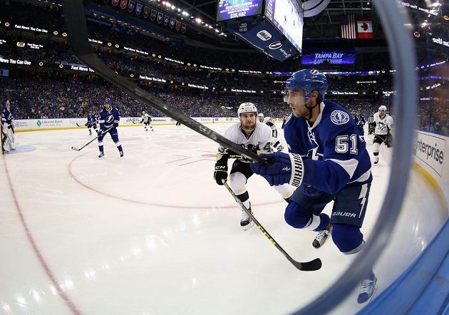 Centr Tampa Bay Lightning Valtteri Filppula (51) a levé křídlo Pittsburghu Penguins Conor Sheary (43) během šestého finále Východní konference.