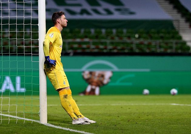 Zklamaný brankář Werderu Brémy Jiří Pavlenka po prohraném pohárovém semifinále s Lipskem.