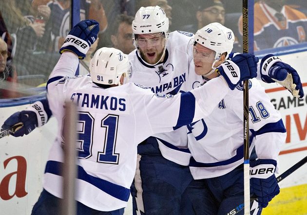 Hokejisté Tampy Bay Ondřej Palát (18), Victor Hedman (77) a Steven Stamkos (91) se radují ze vstřelené branky v zápase NHL proti Edmontonu.