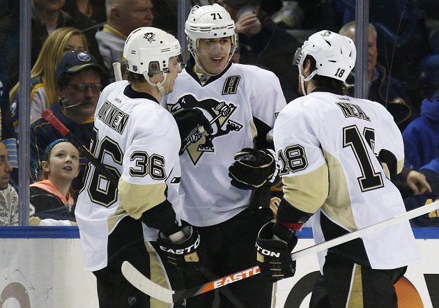 Opora Pittsburghu Jevgenij Malkin (uprostřed) slaví gól proti Buffalu vedle Jussiho Jokinena (vlevo) a Jamese Neala.