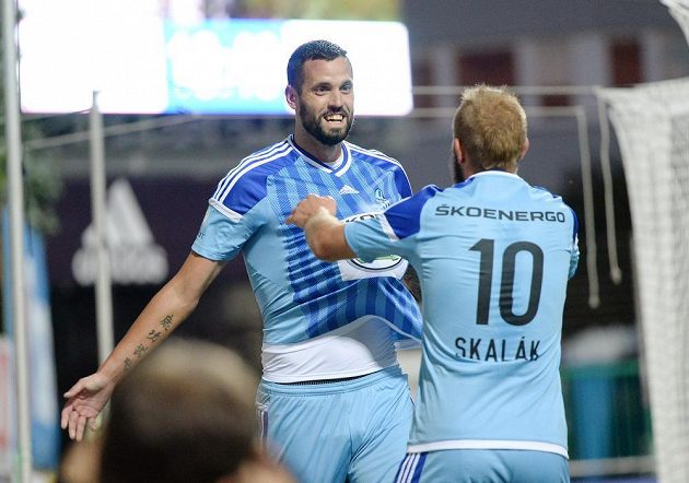Střelec Lukáš Magera z Mladé Boleslavi (vlevo) a jeho spoluhráč Jiří Skalák se radují z gólu v utkání proti Zlínu.