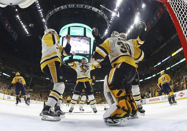 Hokejisté Pittsburghu Penguins slaví. Vyhráli na ledě Nashvillu a obhájili Stanley Cup.