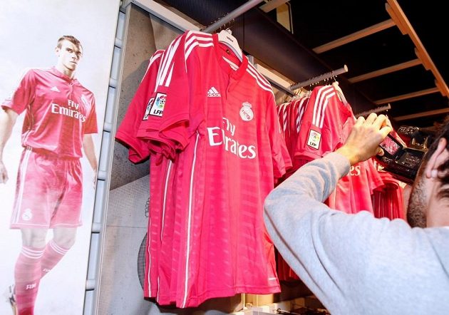 Papírový Gareth Bale v růžovém i skutečné nové dresy Realu Madrid vzbudily velkou pozornost fanoušků slavného klubu.