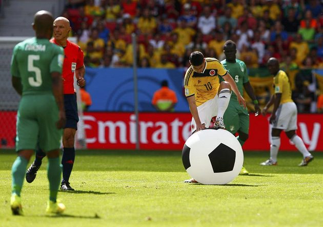 Kolumbijec James Rodriguez v prvním poločase zápasil s velkým balónem, který se ocitl na hrací ploše.