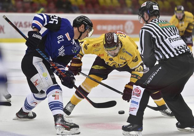 Radek Veselý z Havířova a Michal Poletín z Jihlavy v akci během utkání hokejové Chance ligy.