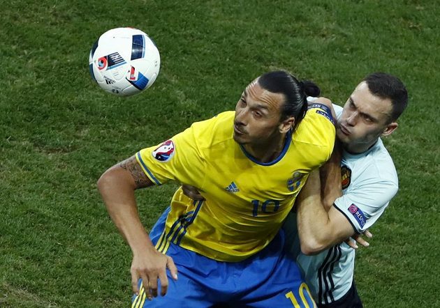 Švédský útočník Zlatan Ibrahimovic (vlevo) v souboji s Thomasem Vermaelenem z Belgie.