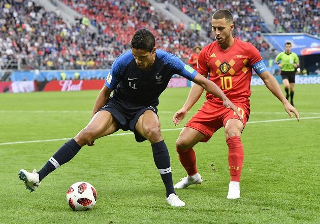 Francouzský zadák Raphaël Varane (vlevo) střeží režiséra hry belgického týmu Edena Hazarda.